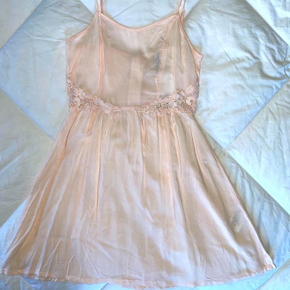 H&M BRAND NEW NEVER WORN DRESS. SIZE 6, pale pink.